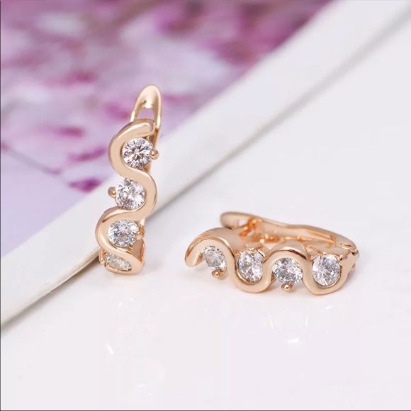 New 18K Gold Plated Oval Round Hoop Earrings - Picture 4 of 8